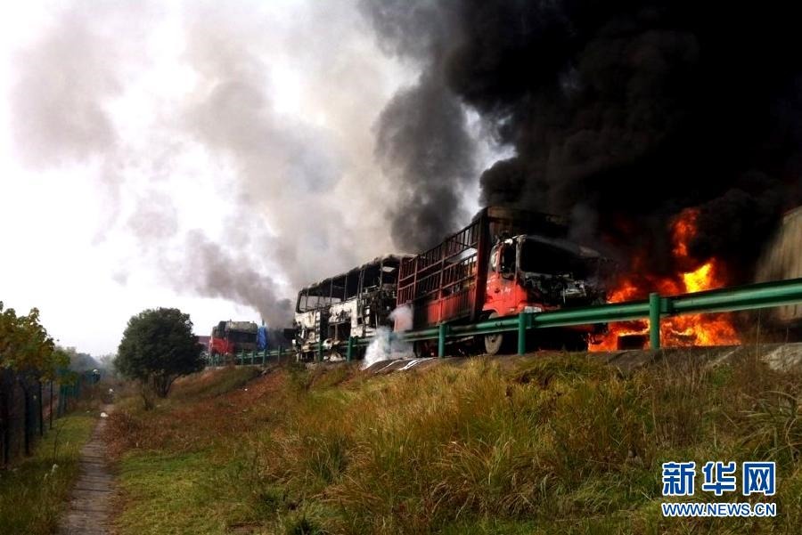 大霧致滬陜高速發(fā)生多起事故 20余車(chē)相撞多車(chē)起火 大霧致滬陜高速發(fā)生多起事故 20余車(chē)相撞多車(chē)起火