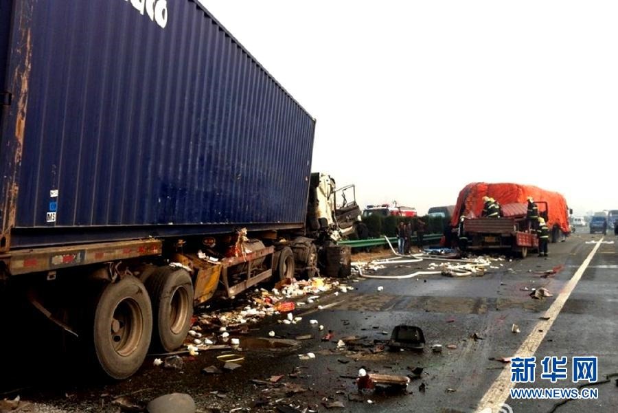 大霧致滬陜高速發(fā)生多起事故 20余車(chē)相撞多車(chē)起火 大霧致滬陜高速發(fā)生多起事故 20余車(chē)相撞多車(chē)起火