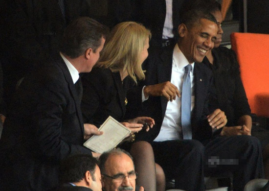 奧巴馬在曼德拉悼念會上玩“自拍” 引發(fā)爭議 奧巴馬在曼德拉悼念會上玩“自拍” 引發(fā)爭議