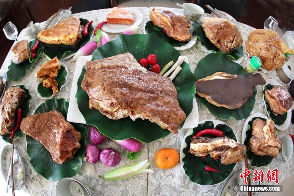 河南藏家擺“肉石宴”幾可亂真 河南藏家擺“肉石宴”幾可亂真