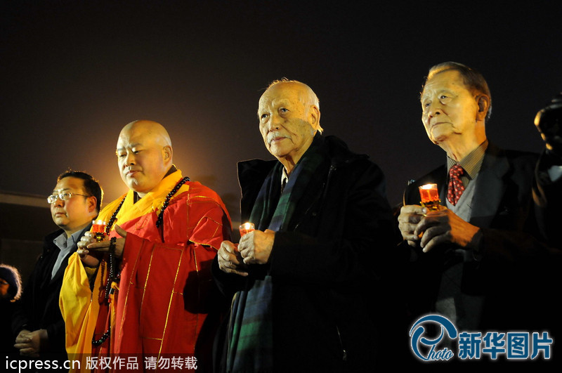 “為南京大屠殺遇難者守靈儀式暨和平燭光祭”活動在侵華日軍南京大屠殺遇難同胞紀(jì)念館祭場舉行。