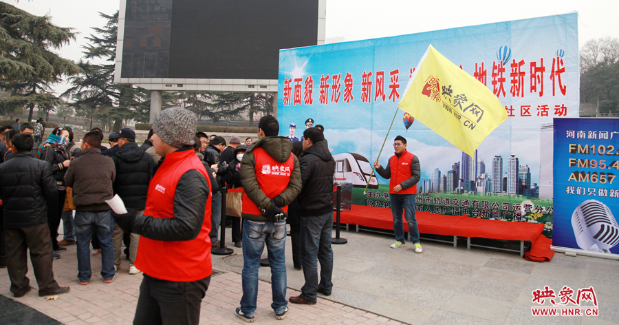 映象網(wǎng)工作人員在活動(dòng)現(xiàn)場組織