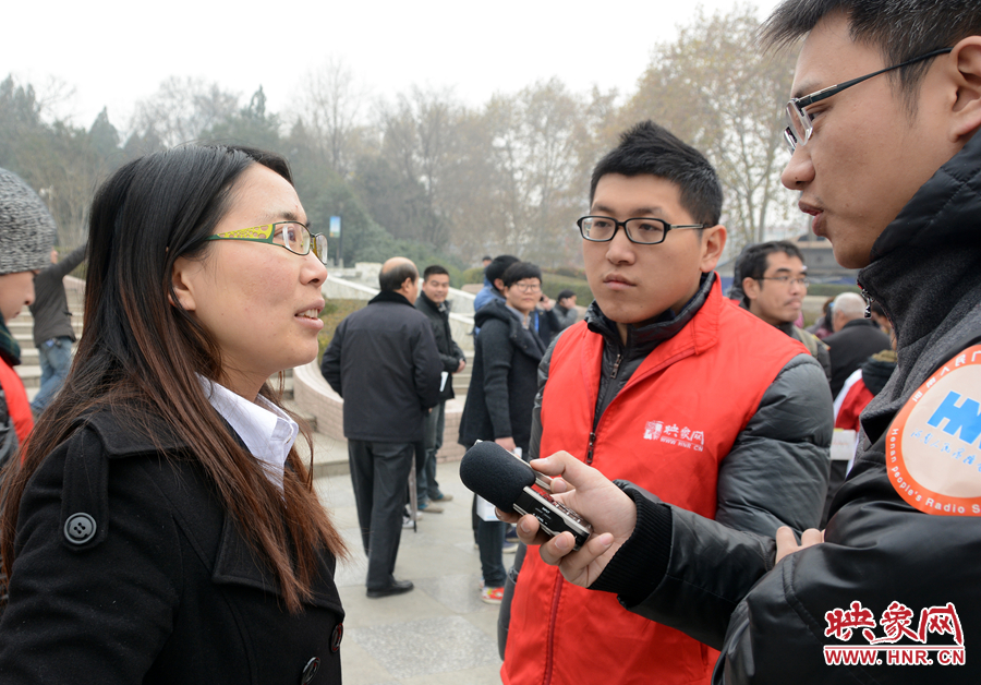 活動(dòng)現(xiàn)場映象網(wǎng)記者和新聞廣播記者采訪地鐵相關(guān)負(fù)責(zé)人