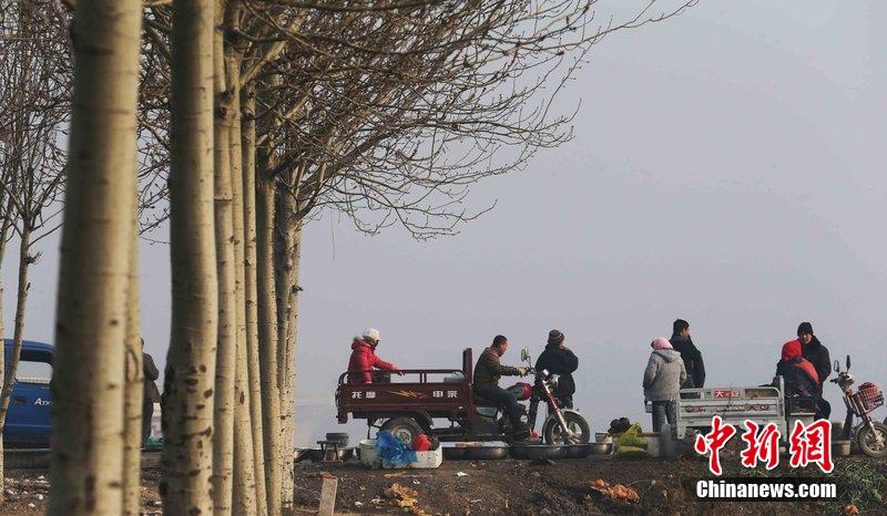 圖為12月1日，104國(guó)道靜?？h城附近，104國(guó)道靜海縣城附近，高速旁邊形成的黑市。田寶希 攝 圖片