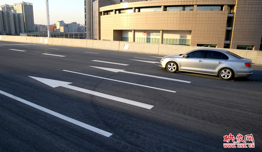 三環(huán)快速路標(biāo)示線(xiàn)明顯清晰