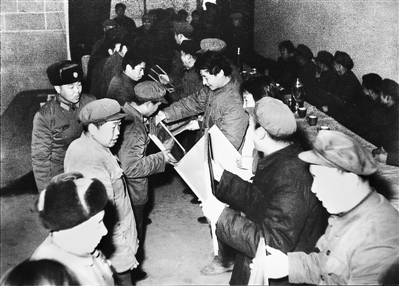 1985年4月6日,時任中共正定縣委書記習(xí)近平在全縣首季開門紅表彰大會上頒獎。