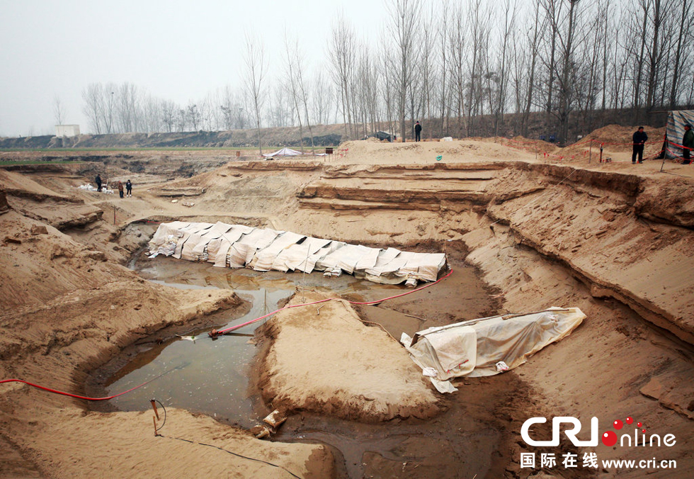 2014年1月6日，河南洛陽古沉船發(fā)掘現(xiàn)場，兩艘古沉船，一艘已經(jīng)挖掘出土，另一艘還有一半埋在沙丘里。