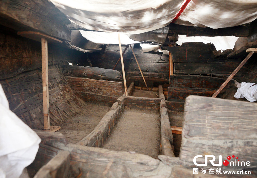 2014年1月6日，河南洛陽古沉船發(fā)掘現(xiàn)場，古沉船頭，船倉內(nèi)部。