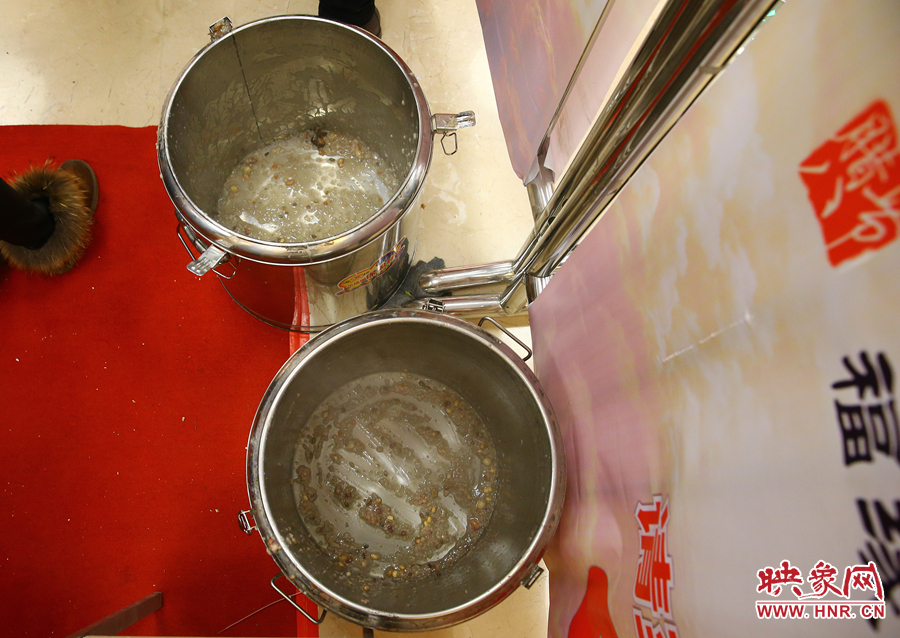 由于人多，兩大桶粥二十分鐘內已經(jīng)見底。