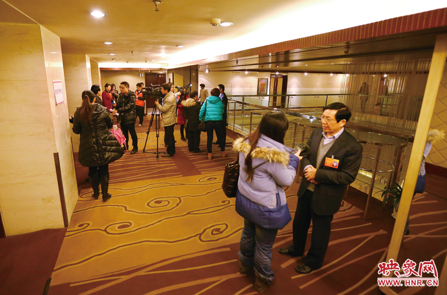 會議間隙，樓道成為記者采訪的主戰(zhàn)場