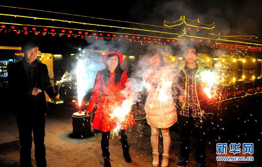 1月30日，浙江金華武義市民在燃放煙花，喜迎馬年春節(jié)。