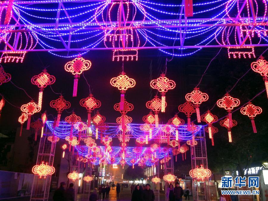 　1月30日，市民走在由中國結(jié)霓虹燈裝扮的蘇州街頭。