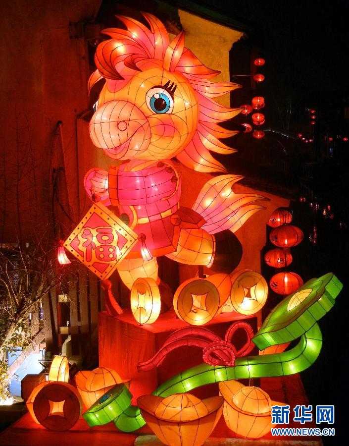 1月30日在蘇州山塘街拍攝的“福馬鬧春”彩燈景觀。