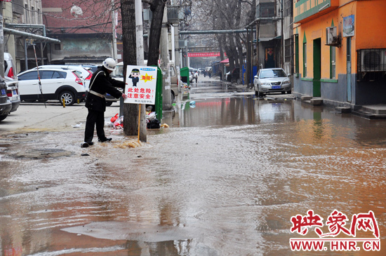 巡防隊(duì)員到了現(xiàn)場后，設(shè)置了警示牌，并勸阻小朋友進(jìn)入水中