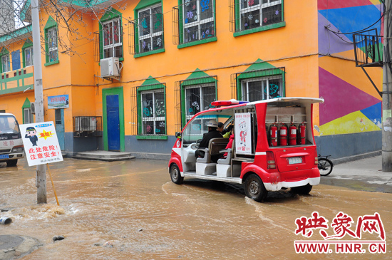 巡防隊(duì)員將巡消車開到對(duì)面，將上學(xué)的小朋友一個(gè)一個(gè)接上車，送出家屬院