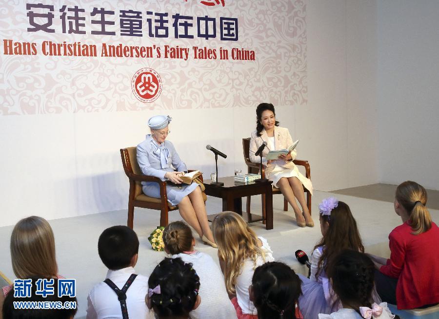 這是彭麗媛和瑪格麗特二世來到兩國孩子們當中，為孩子們朗讀安徒生童話《丑小鴨》選段。