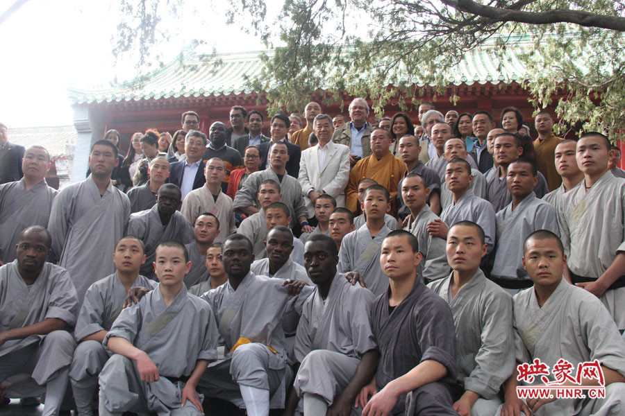 少林寺方丈、武僧與外交官留念