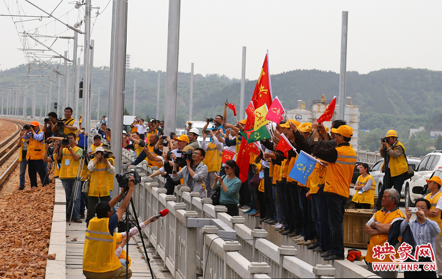 建設(shè)者用自己的方式慶祝通車(chē)