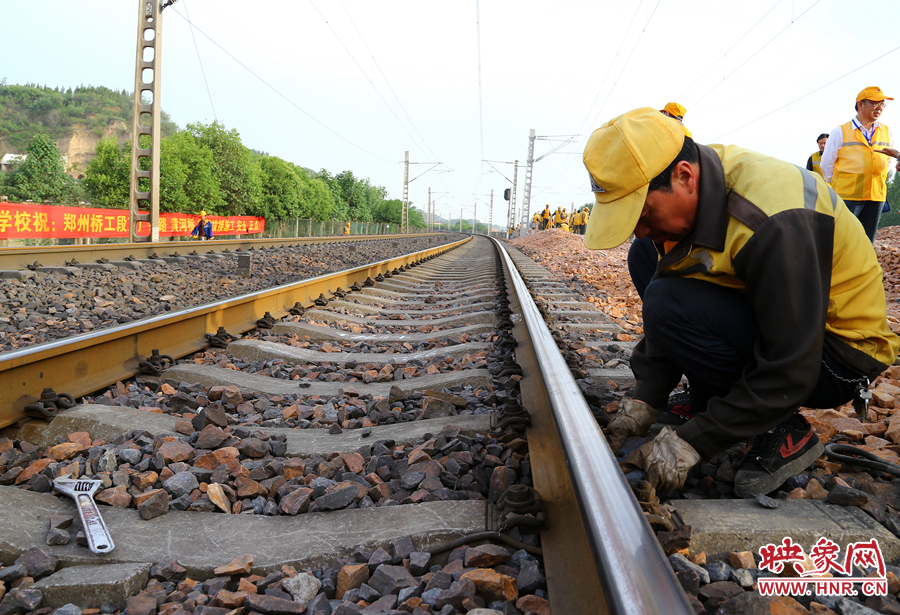 工人師傅在做開(kāi)工前的準(zhǔn)備