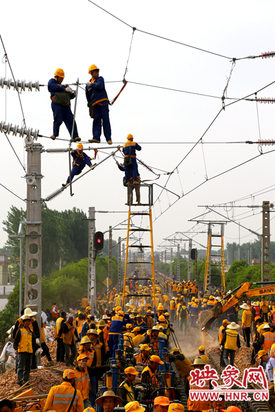 時(shí)間緊工程量大，工人們都加緊施工