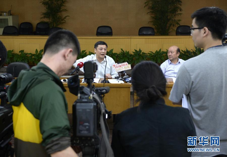  5月18日，杭州市環(huán)保局長(zhǎng)胡偉（左）在發(fā)布會(huì)上回答記者提問。