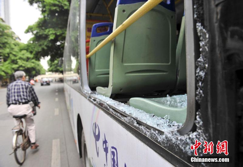成都一女乘客自稱聞到焦臭味 公車行駛中砸窗跳車 成都一女乘客自稱聞到焦臭味 公車行駛中砸窗跳車