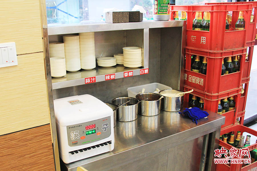 調(diào)料、小碟、餐具也都被放在另一張單獨(dú)的桌子上,需要用餐者“自助”。