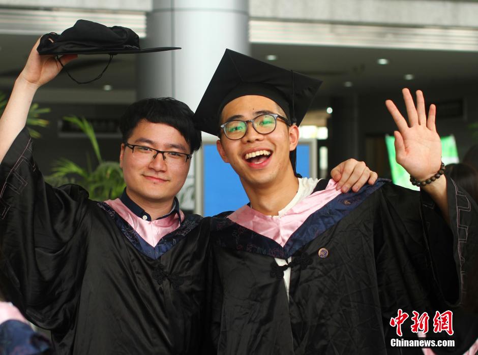 6月6日，浙江理工大學(xué)的畢業(yè)生們?cè)谛@中以賣(mài)萌、搞怪等獨(dú)具青春特色的方式告別大學(xué)生涯。中新社發(fā) 李晨