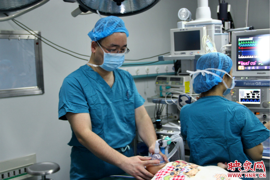 上午8點(diǎn)10分，小龍接受全身麻醉。