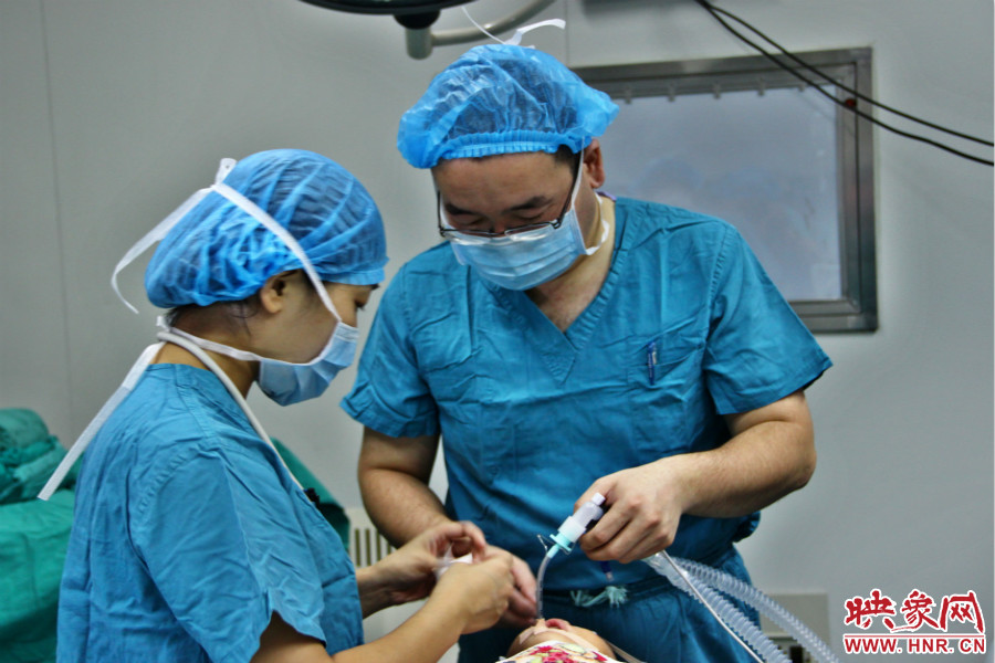 醫(yī)生正在對(duì)小龍進(jìn)行麻醉后的觀察。