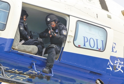 遇緊急情況，機(jī)載狙擊手可實(shí)施對(duì)地打擊。