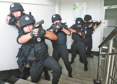 進入樓道后，特警開始地毯式搜索。