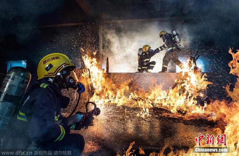 成都消防視覺大片霸氣十足 展“烈火雄心” 成都消防視覺大片霸氣十足 展“烈火雄心”