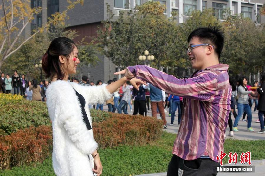 11月11日，河南財(cái)經(jīng)政法大學(xué)校園內(nèi)，300名在校大學(xué)生在上演了一出“光棍”也瘋狂的“快閃”大戲。