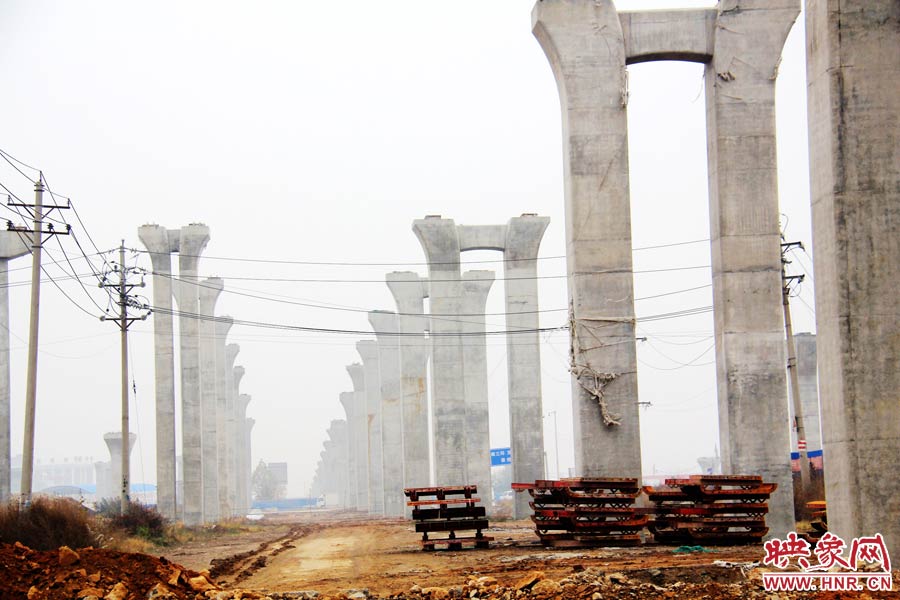 南北方向已架起數(shù)百根橋墩，一眼望不到邊際。