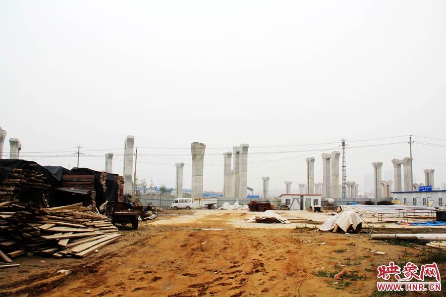 項(xiàng)目已經(jīng)停工數(shù)月，施工工地上很難見到工人，設(shè)備也很少。