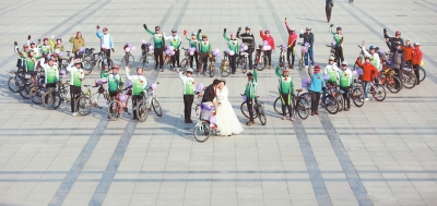 騎友們圍成一個“心”形，郝幸福在心尖上深情地親吻著新娘。