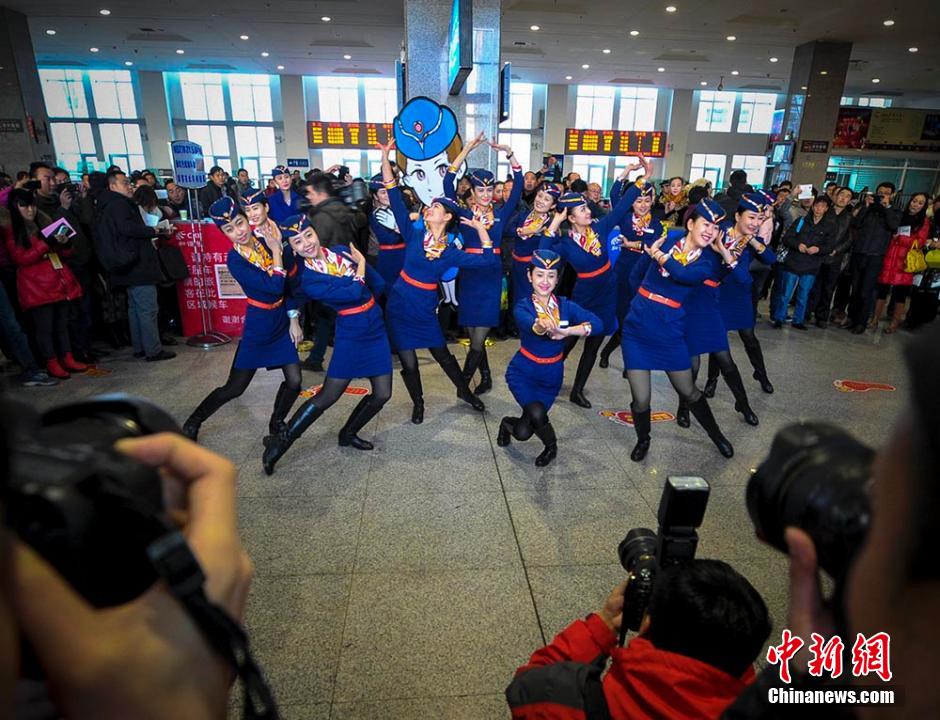 圖為D2702次列車13名乘務(wù)員在候車大廳內(nèi)玩起“快閃”。