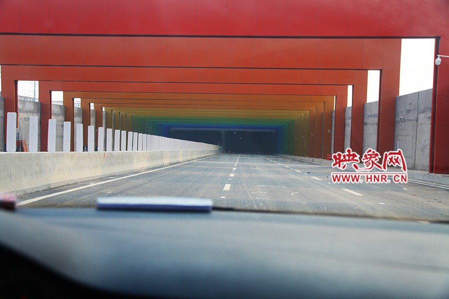 進(jìn)隧道時(shí)，由明到暗。