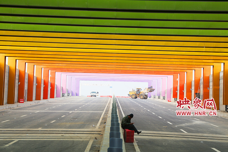 圖為一工人在隧道內(nèi)休息。