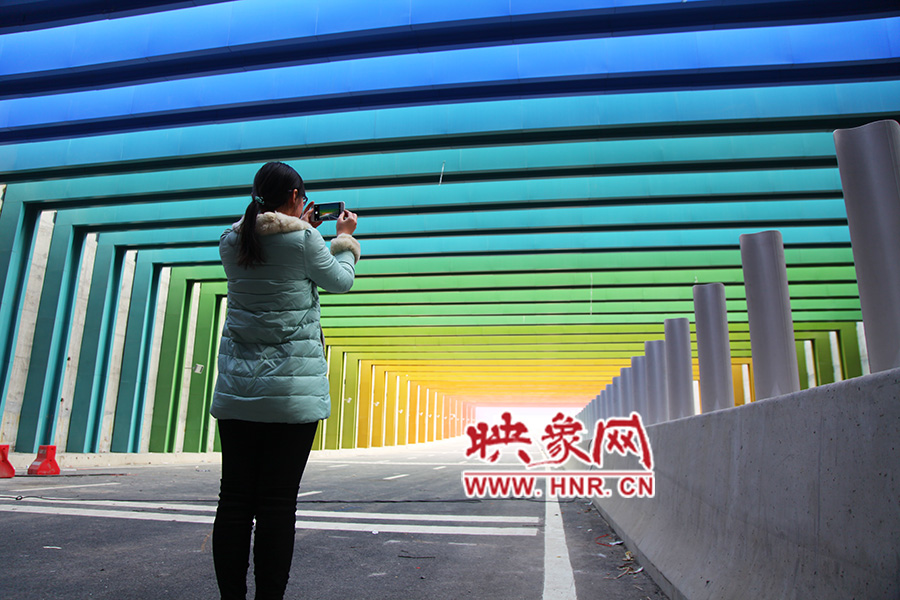 一女孩拿出手機(jī)拍照。