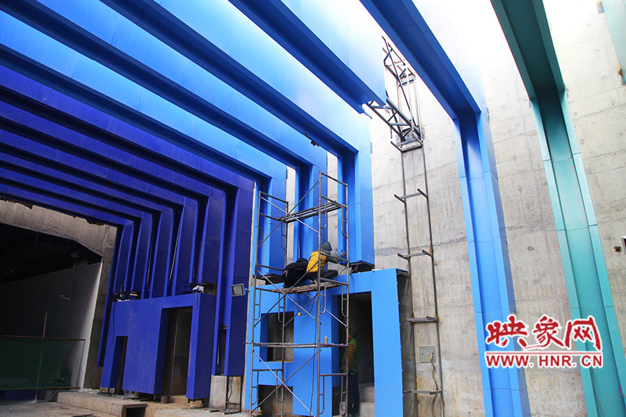 工人還在緊張施工。