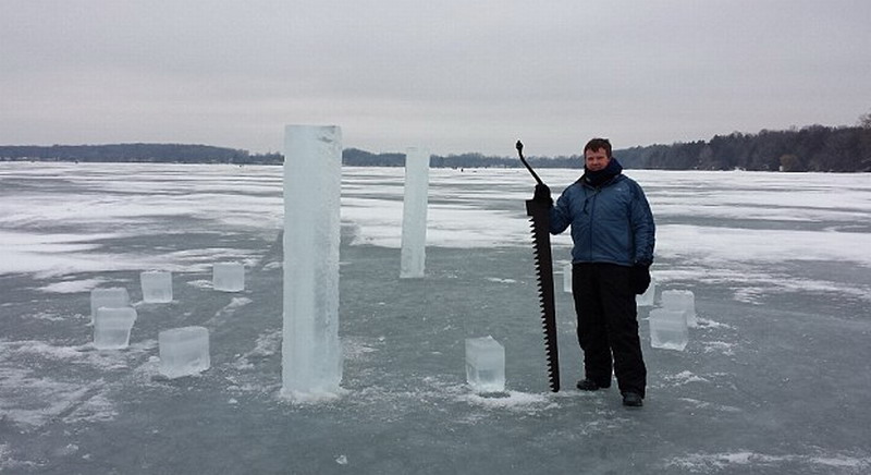　這5名美國(guó)人使用鏈鋸和冰刀切割冰塊，用了2周時(shí)間才建成巨大的冰柱巨石陣。（網(wǎng)頁(yè)截圖）