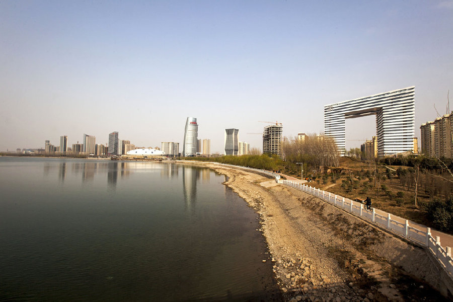 河南鶴壁現(xiàn)“板凳樓” 為該省跨路景觀大廈 河南鶴壁現(xiàn)“板凳樓” 為該省跨路景觀大廈