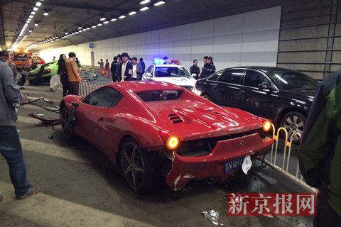 一輛蘭博基尼與一輛法拉利發(fā)生事故，現(xiàn)場狀況慘烈