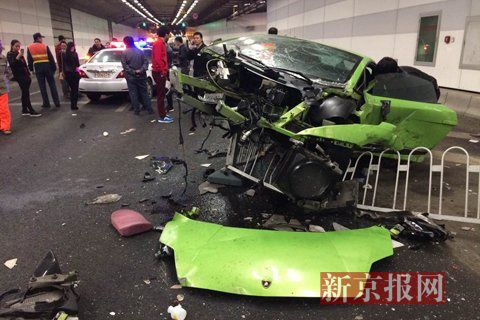一輛蘭博基尼與一輛法拉利發(fā)生事故，現(xiàn)場狀況慘烈