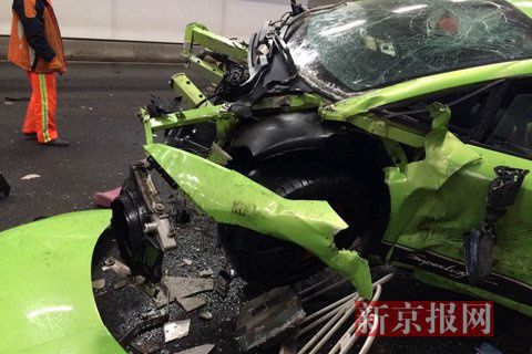 一輛蘭博基尼與一輛法拉利發(fā)生事故，現(xiàn)場狀況慘烈
