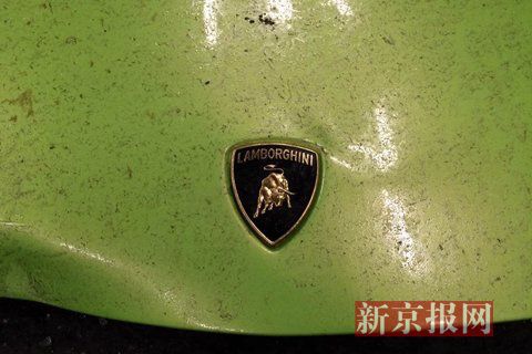 一輛蘭博基尼與一輛法拉利發(fā)生事故，現(xiàn)場狀況慘烈