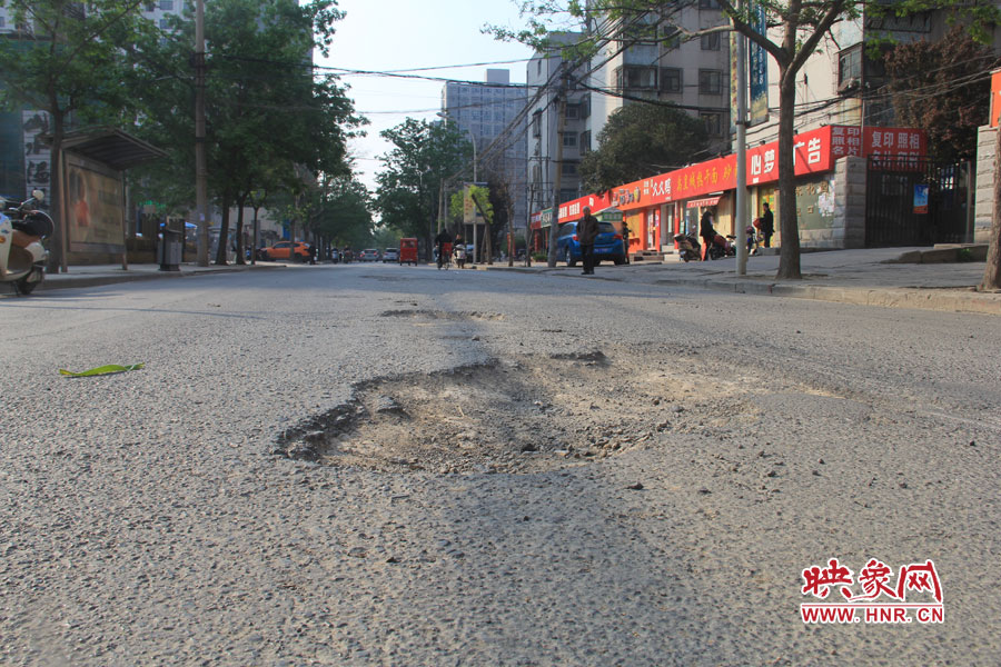鄭州市區(qū)有多條道路均出現(xiàn)了不同程度的破損情況 鄭州市區(qū)有多條道路均出現(xiàn)了不同程度的破損情況