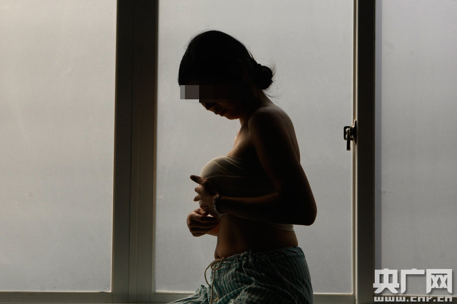 將挑戰(zhàn)國(guó)內(nèi)最大的600cc隆胸假體，誓要成為“中國(guó)最胸辣媽”。